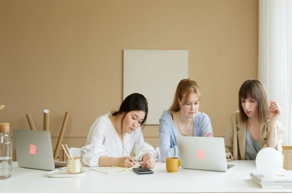Nên thân thiết với đồng nghiệp đến mức nào