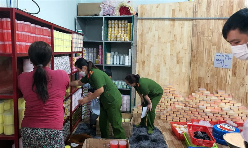 Các loại kem mỹ phẩm không rõ nguồn gốc, xuất xứ được trộn thủ công, không theo quy chuẩn quy định rồi đóng vào lọ bán ra thị trường.