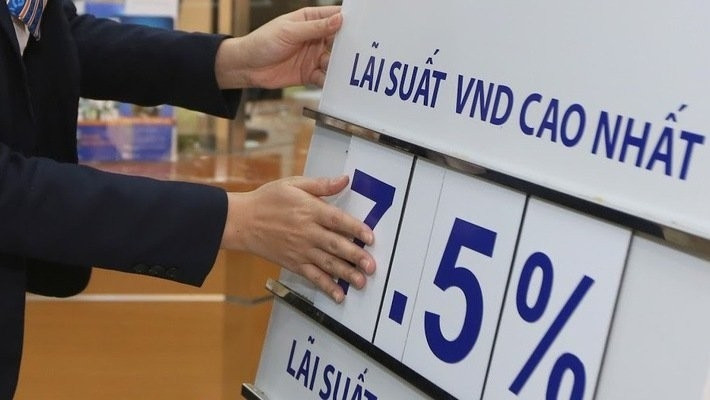 Lãi suất vượt đỉnh 7,5%, cuộc đua hút tiền trăm tỷ