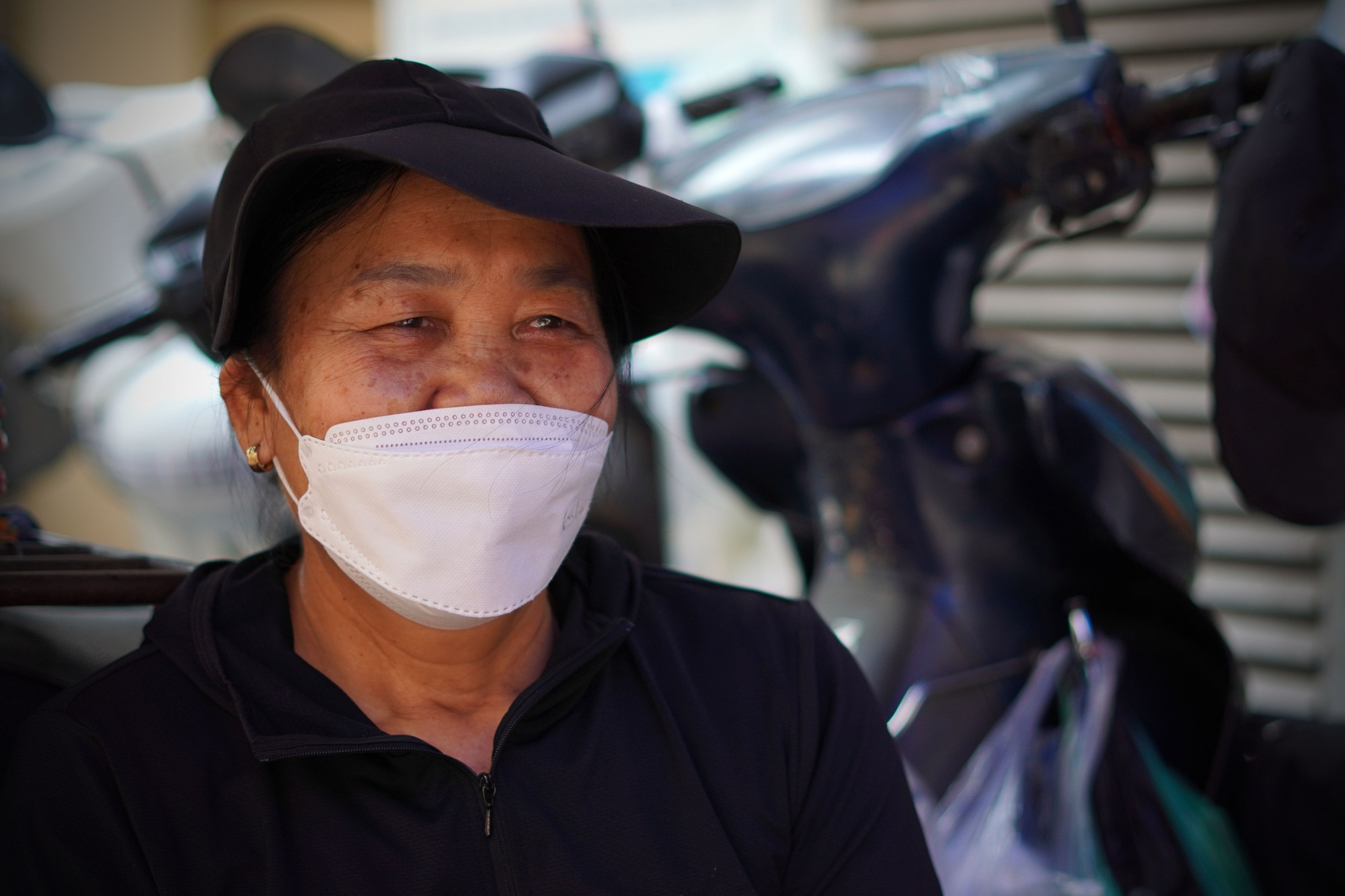 Mẹt ghẹ vỉa hè đắt nhất Hà Nội & lời đồn bà chủ U70 bán hàng rong tậu được biệt thự Hồ Tây - Ảnh 9.