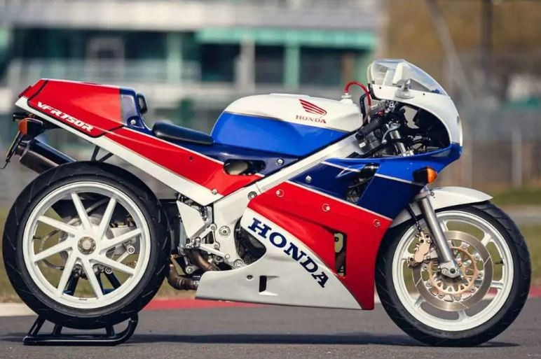 Siêu môtô Honda 32 năm tuổi “nguyên zin