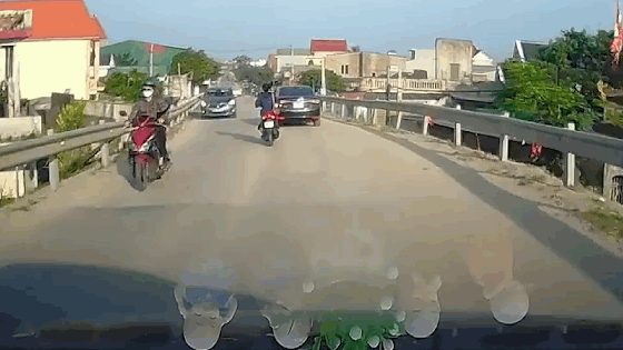 Người phụ nữ đầu trần phóng nhanh vượt ẩu gây tai nạn còn chửi bới người bị nạn