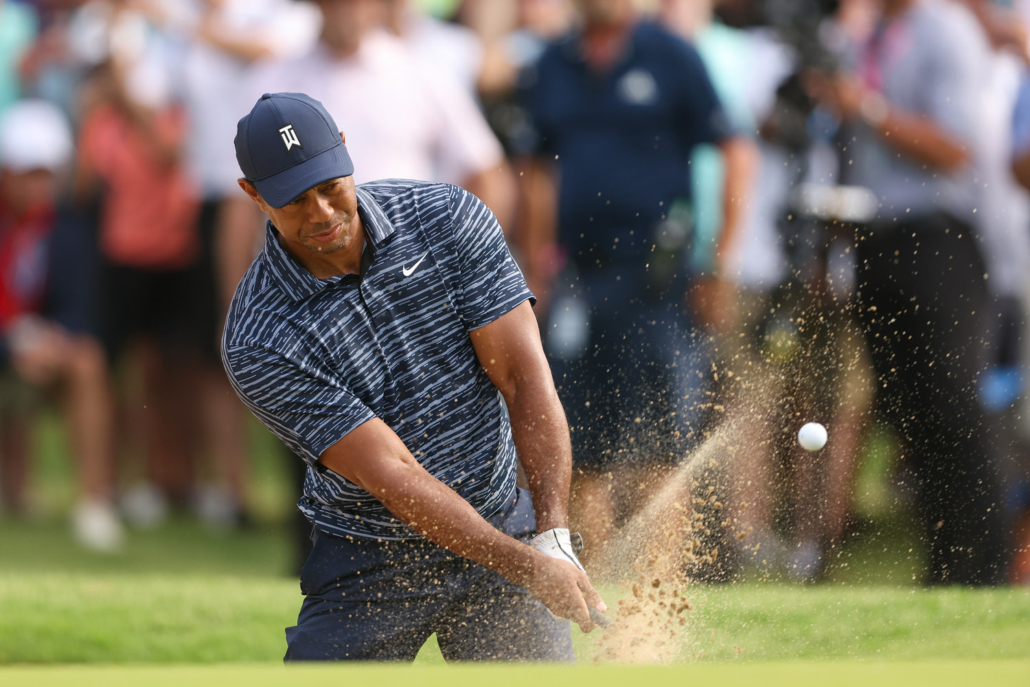 Tiger Woods chật vật ở vòng 1 PGA Championship