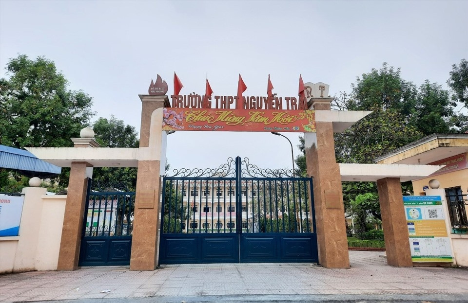 Principal of Quang Trung High School sent an application to stop operating the school