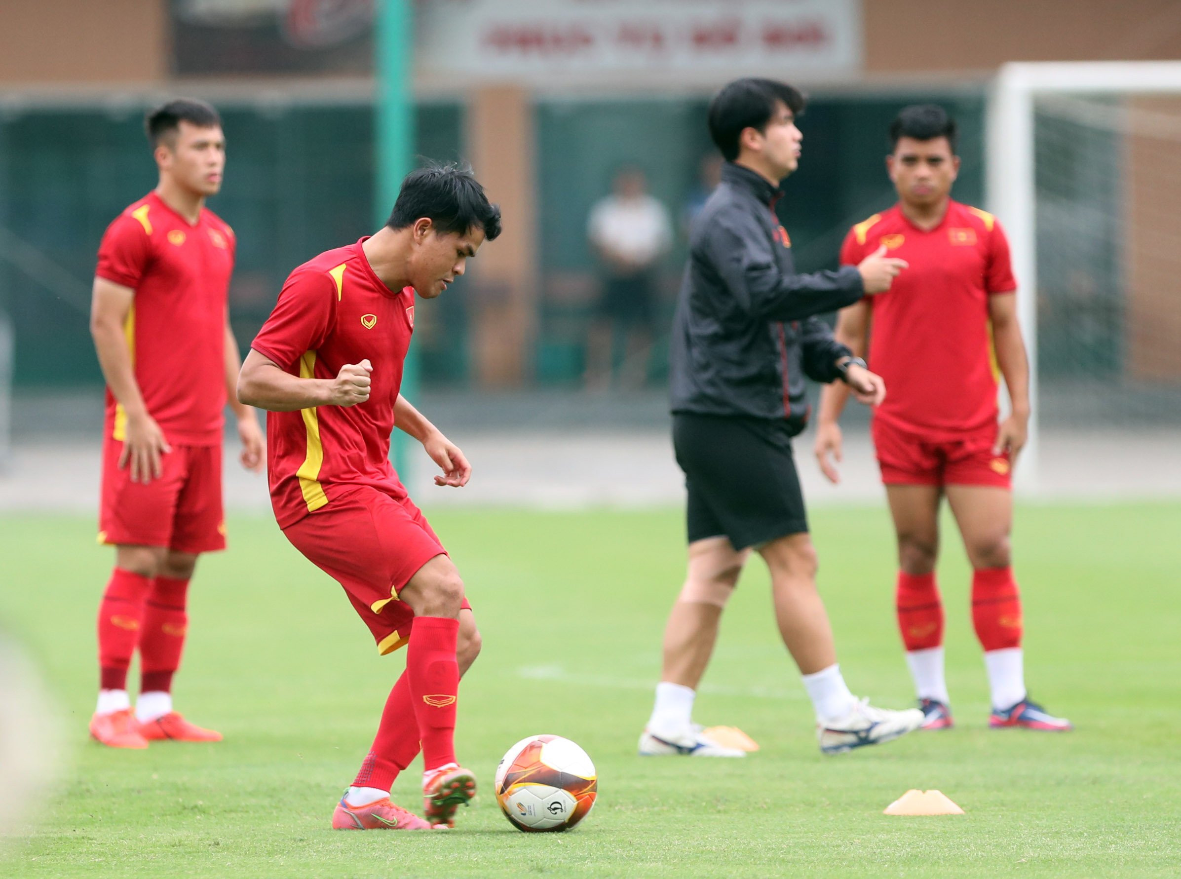 Các cầu thủ được chia làm 2 nhóm để tập luyện, một bên gồm Quang Nho, Trọng Long, Duy Cương, Thanh Minh và Hai Long tập với trợ lý Park Sung Gyun.
