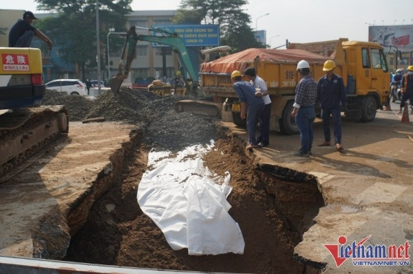 Lại xuất hiện 'hố tử thần' giữa ngã tư, giao thông TP.HCM kẹt cứng