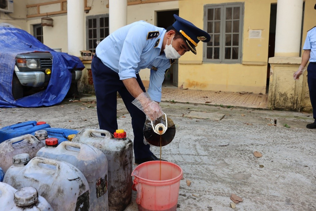 Rùng mình, vận chuyển hơn 1 tấn mỡ nước bẩn chuẩn bị đem đi tiêu thụ - Ảnh 2.