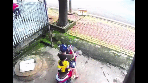 Tai nạn đáng sợ vì bất cẩn khi đi xe ga cùng trẻ nhỏ