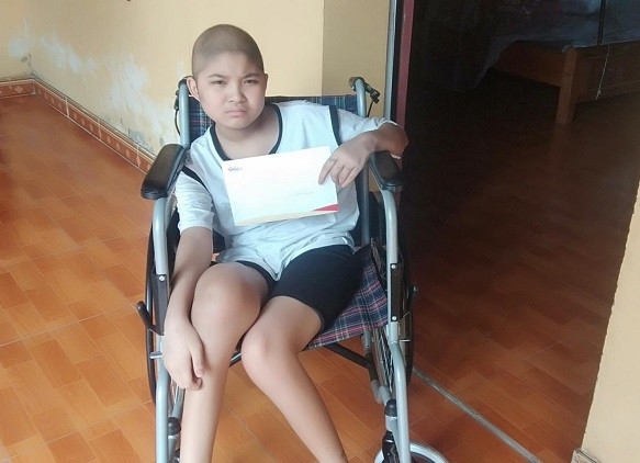 Trao hơn 43 triệu đồng đến em Trần Nguyễn Khánh Hiền mắc bệnh ung thư xương