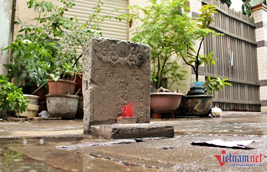 Ngôi mộ nằm giữa ngã ba đường TP.HCM nhưng không ai dám dời đi