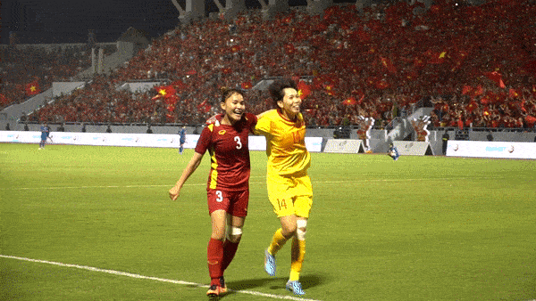  Các &amp;apos;cô gái vàng&amp;apos; của bóng đá Việt Nam cầm cờ chạy quanh sân, cúi đầu cảm ơn người hâm mộ 