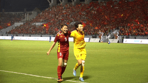 Các 'cô gái vàng' của bóng đá Việt Nam cầm cờ chạy quanh sân, cúi đầu cảm ơn người hâm mộ