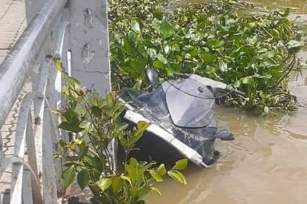 Mô tô nước đâm vào sà lan trên sông Sài Gòn, hai người tử vong