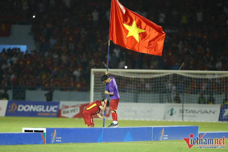 Xúc động hình ảnh cầu thủ nữ Việt Nam cắm cờ Tổ quốc trên bục nhận huy chương
