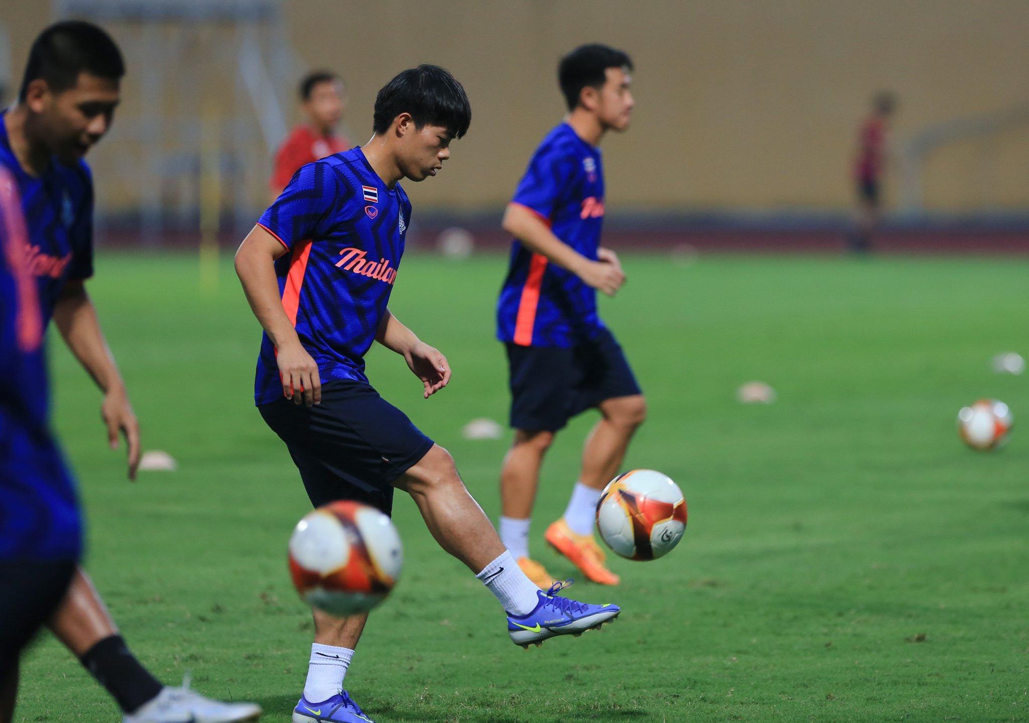 U23 Thái Lan thả lỏng nhưng vẫn thể hiện thái độ tập luyện nghiêm túc 