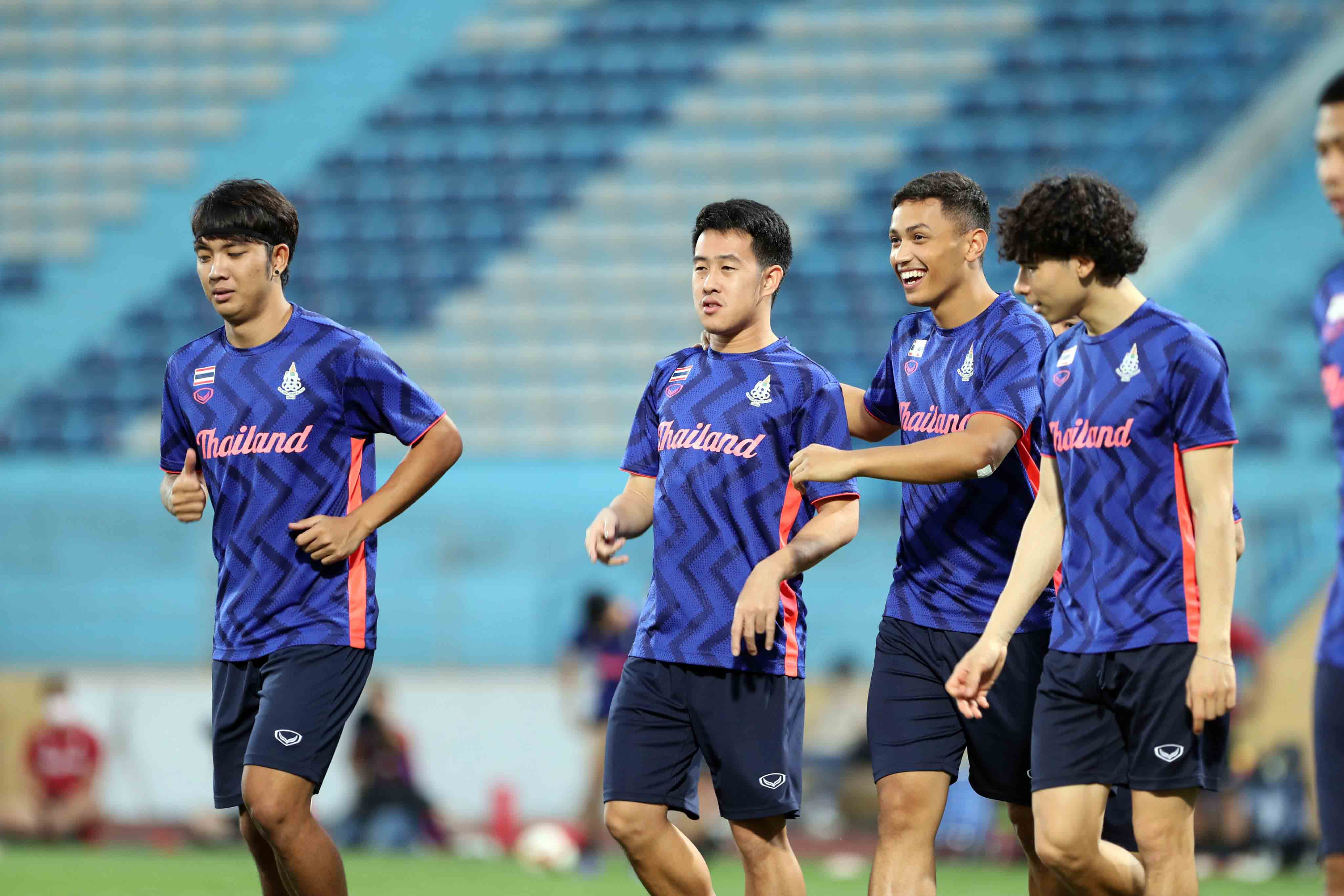 Dù thế U23 Thái Lan vẫn hứng khởi khi bước vào phần khởi động hay tập chính thức