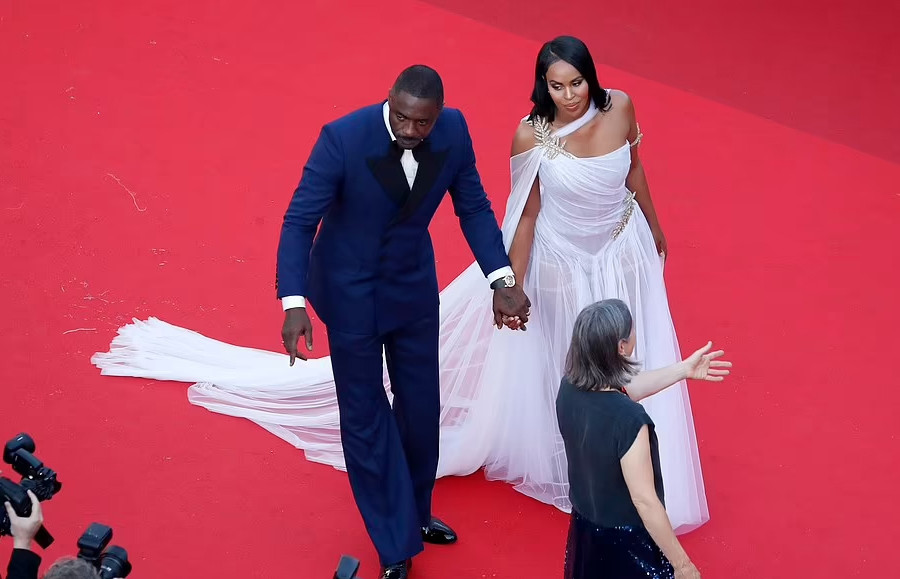 Tài tử gợi cảm nhất thế giới dắt vợ kém 17 tuổi lên thảm đỏ Cannes ngày 4