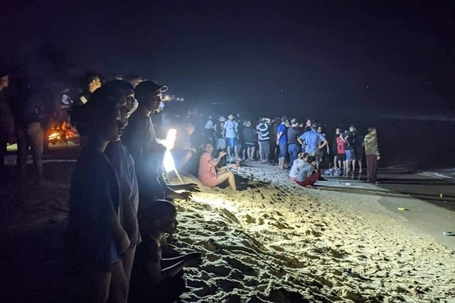 8 học sinh bị sóng cuốn khi tắm biển, 1 em tử vong