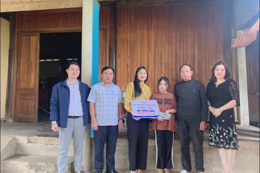Trao 83 triệu đồng tới bé gái mồ côi mẹ bị suy thận