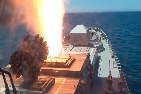 Video cận cảnh tàu chiến Nga phóng tên lửa vào Ukraine