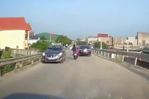 Nóng trên đường: Những pha va chạm ngớ ngẩn vì xe máy 