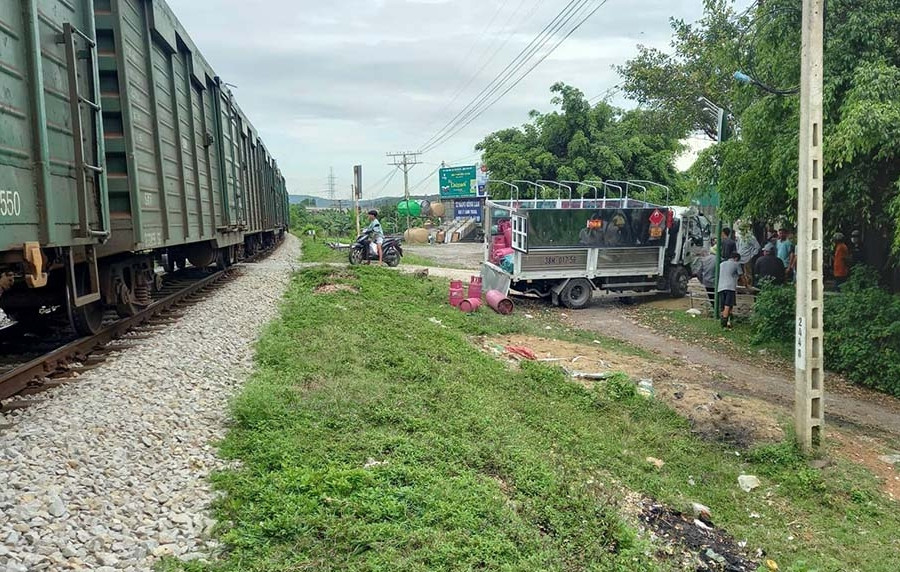 Tàu hỏa chở hàng Bắc - Nam đâm ô tô tải chở bình gas ở Nghệ An