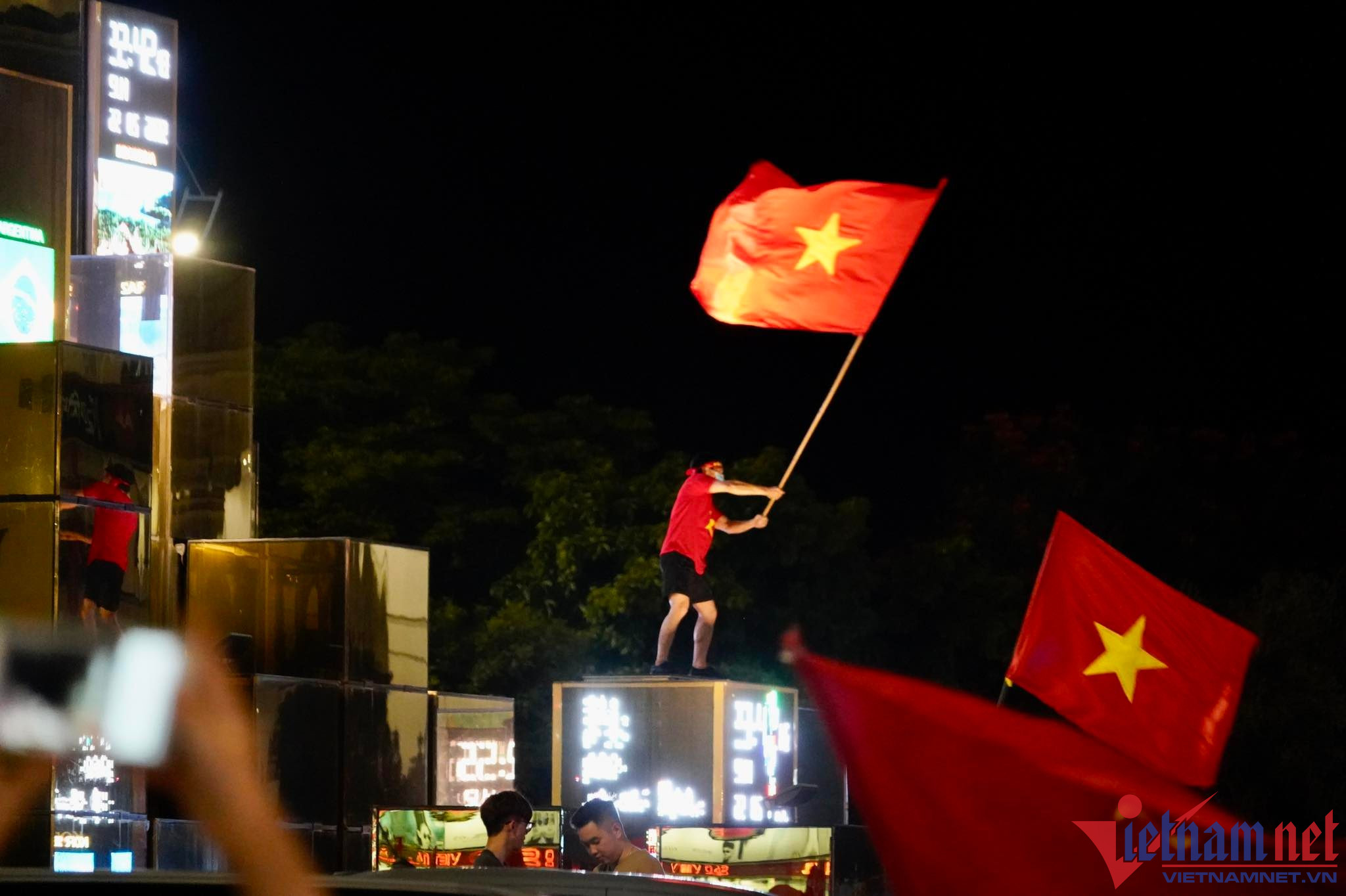 Người đàn ông trèo lên cột đồng hồ ở TP Hạ Long để ăn mừng