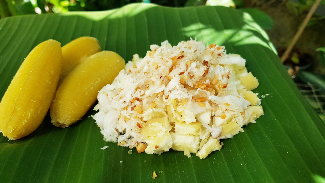 Khoai mì, chuối sáp luộc và muối mè - sự kết hợp hoàn hảo