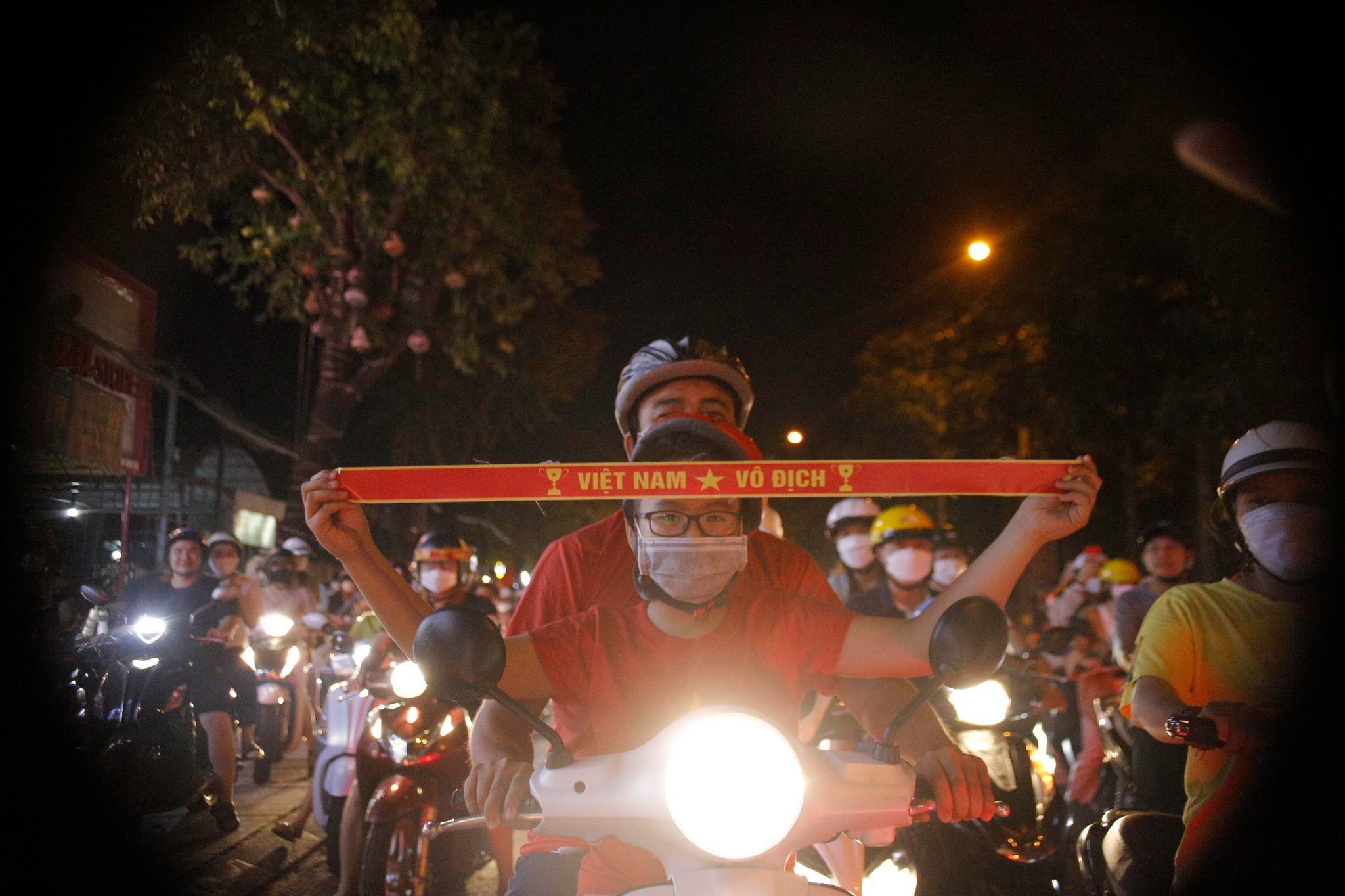 Tại đường Hùng Vương, TP Tam Kỳ (tỉnh Quảng Nam) vào lúc 21h45, nhiều người hâm mộ mang theo cúp, vung nồi… để ăn mừng chiến thắng.