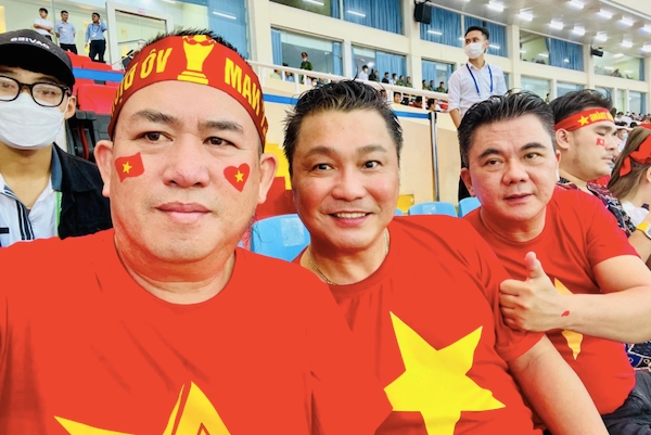 Comedians Nhat Cuong, Ly Hung came out to My Dinh field to cheer on U23 Vietnam