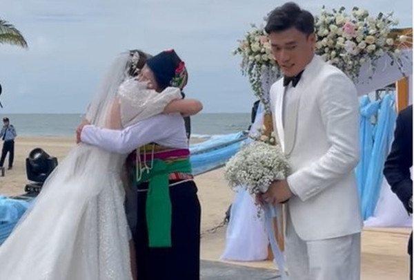 Goalkeeper Bui Tien Dung cried during the wedding ceremony with his Western model girlfriend on the beach