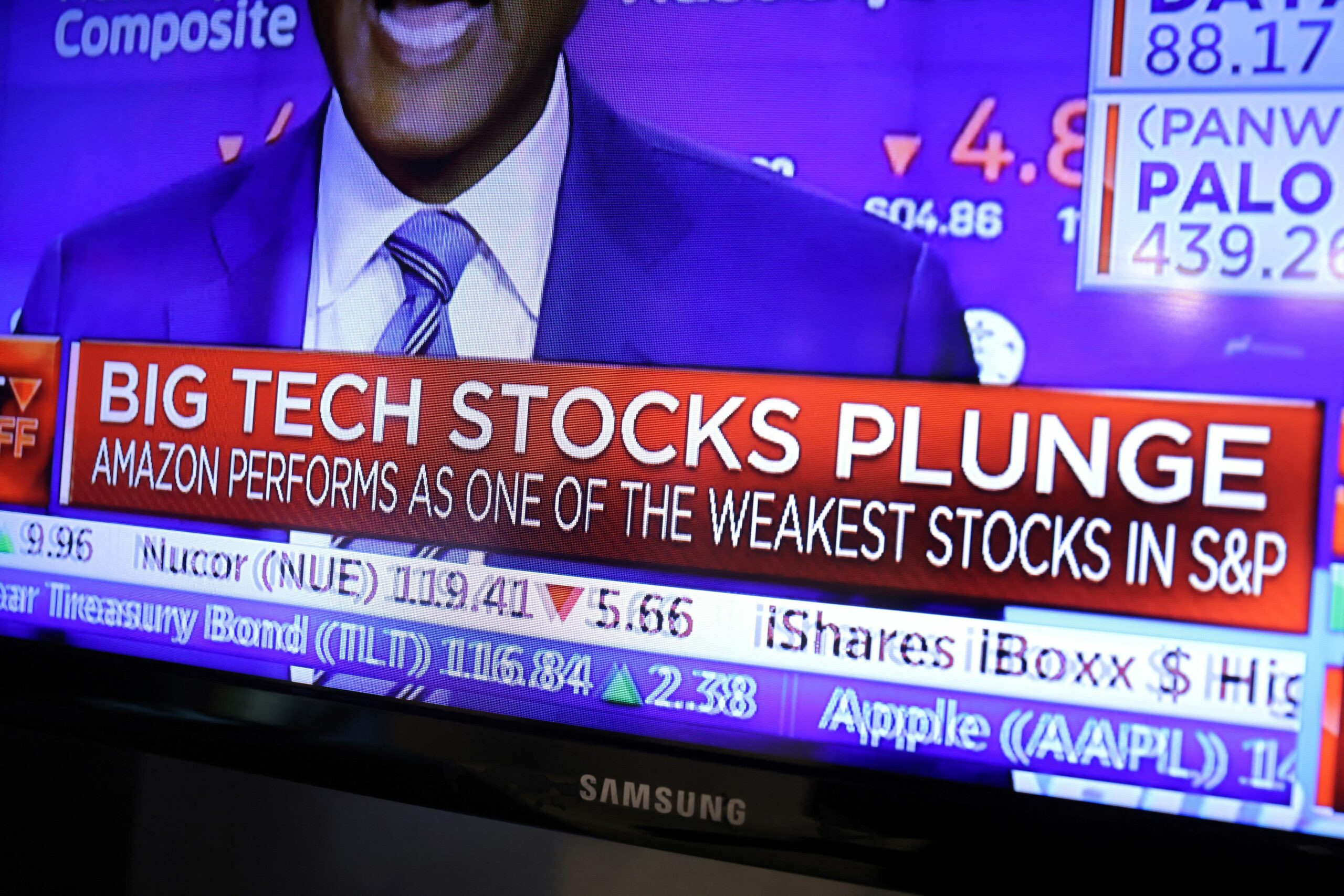 tech stocks are mired in their longest weekly losing streak since dot com bust scaled 410