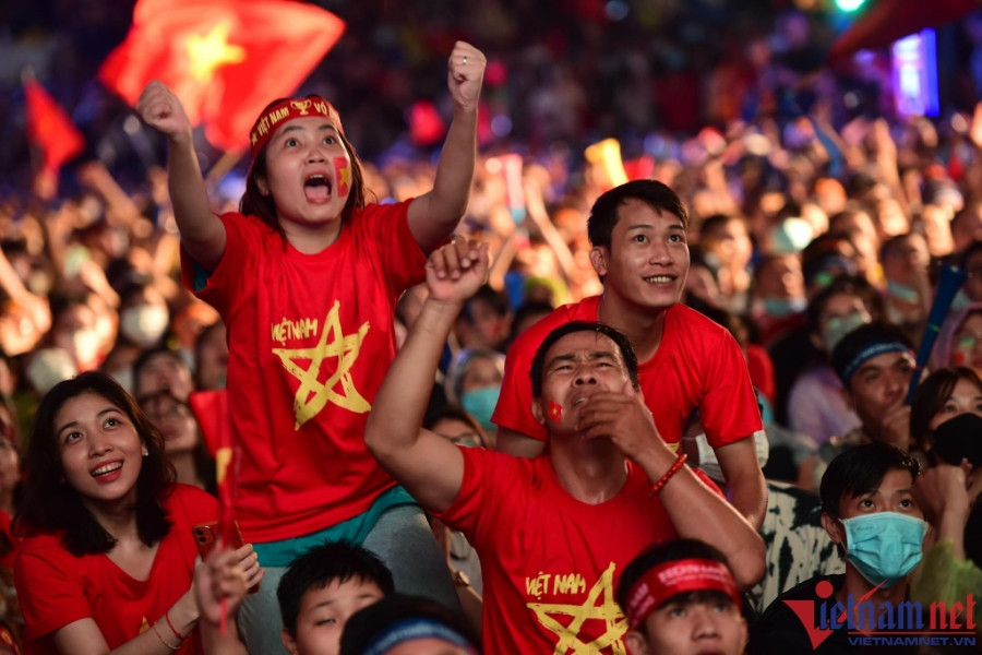 Những cung bậc cảm xúc của các cổ động viên U23 Việt Nam ở phố đi bộ Nguyễn Huệ
