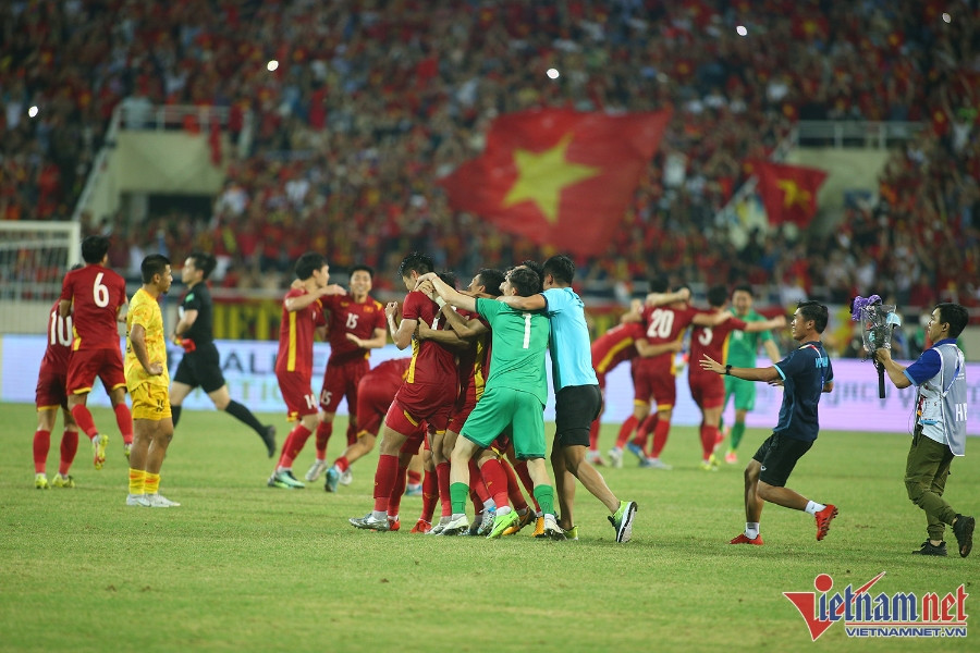 Khoảnh khắc U23 Việt Nam ăn mừng đầy cảm xúc tấm HCV SEA Games