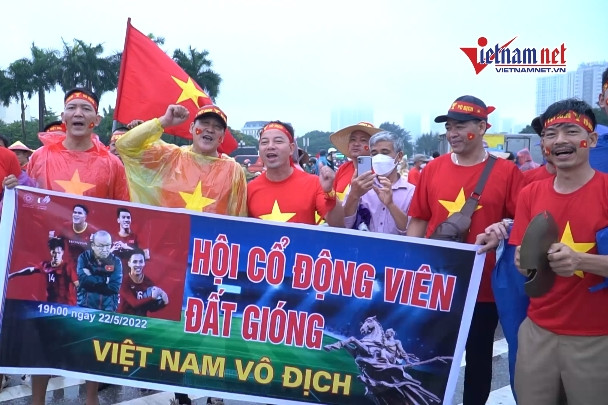 Đội mưa lớn, CĐV 'nhuộm đỏ' sân Mỹ Đình trước giờ U23 Việt Nam đấu Thái Lan