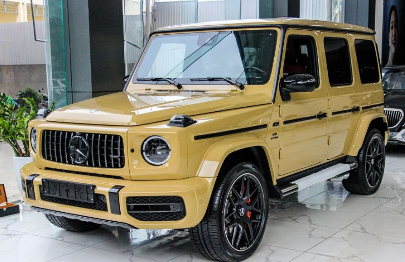 Cận cảnh Mercedes-AMG G63 màu vàng cát hiếm gặp
