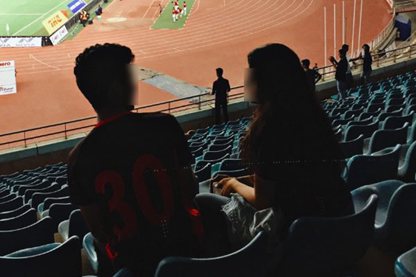 Bại lộ chuyện ngoại tình với cô bồ xinh đẹp sau một trận bóng đá