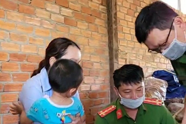 Vừa tìm thấy cháu bé 3 tuổi bị mẹ khai tử khi còn sống