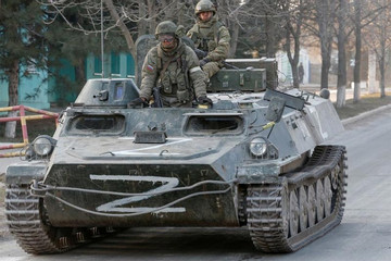 Ukraine cấm biểu tượng chiến tranh Nga, Moscow nói sẵn sàng khôi phục đàm phán
