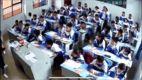 Các cô giáo bảo vệ và sơ tán học sinh khi xảy ra động đất mạnh ở Trung Quốc