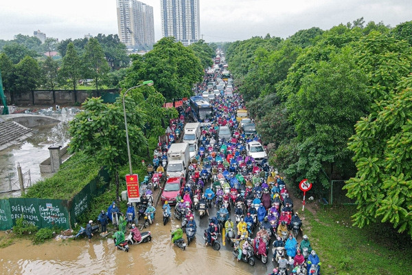 Đường gom đại lộ Thăng Long ngập như sông, đoàn xe ùn tắc cả km