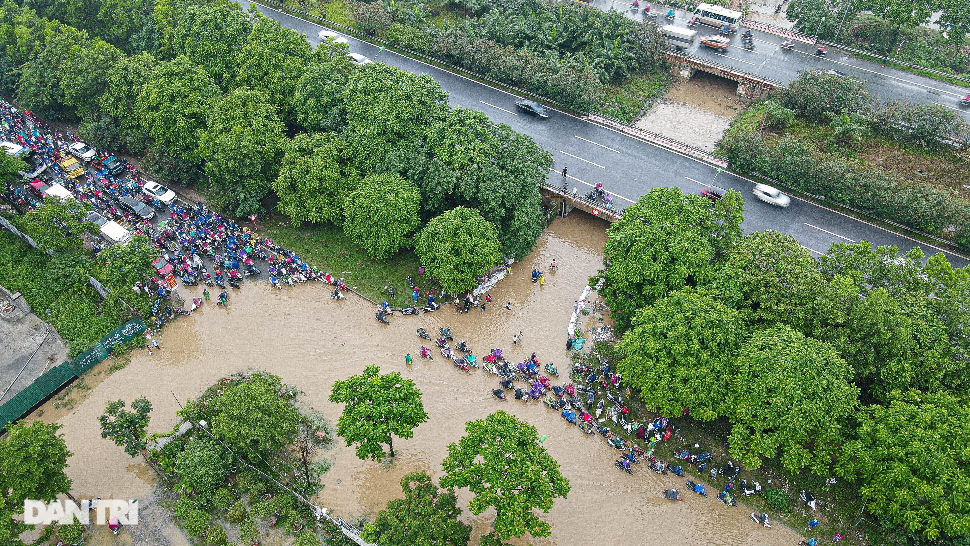 Đường gom đại lộ Thăng Long ngập như sông, đoàn xe ùn tắc cả km - 1