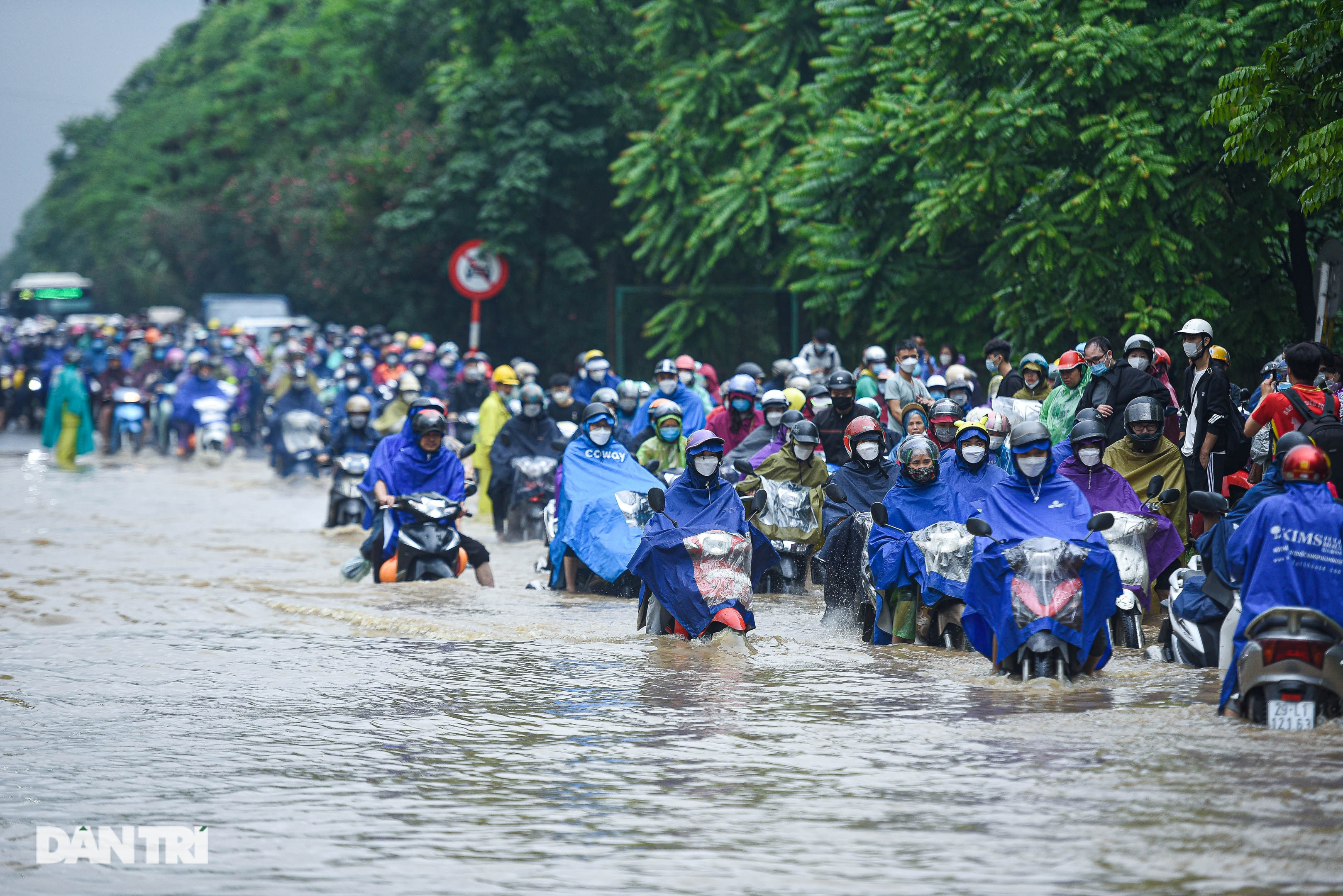 Đường gom đại lộ Thăng Long ngập như sông, đoàn xe ùn tắc cả km - 11
