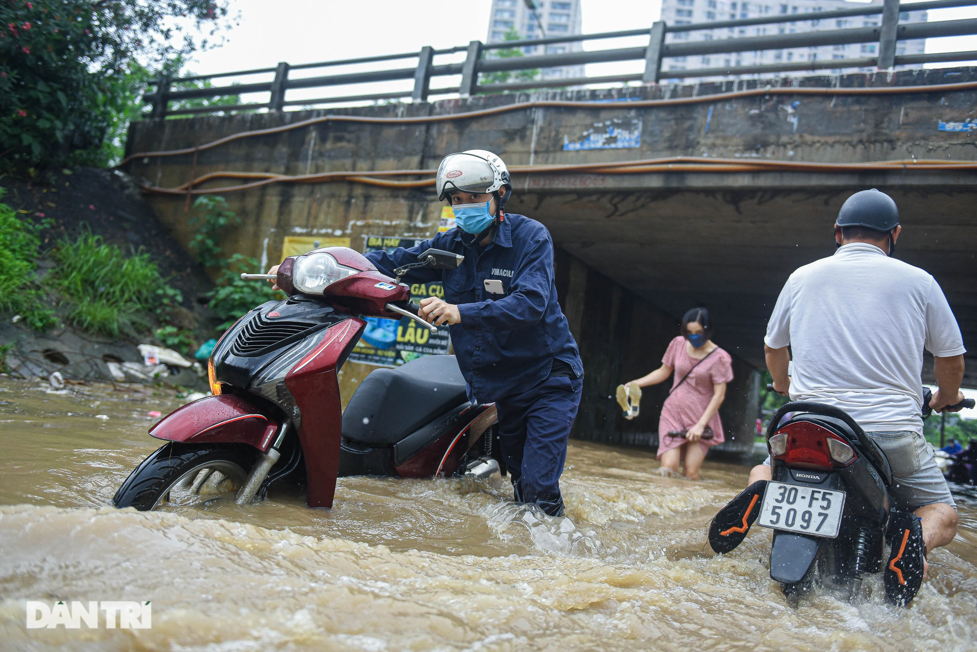 Đường gom đại lộ Thăng Long ngập như sông, đoàn xe ùn tắc cả km - 6