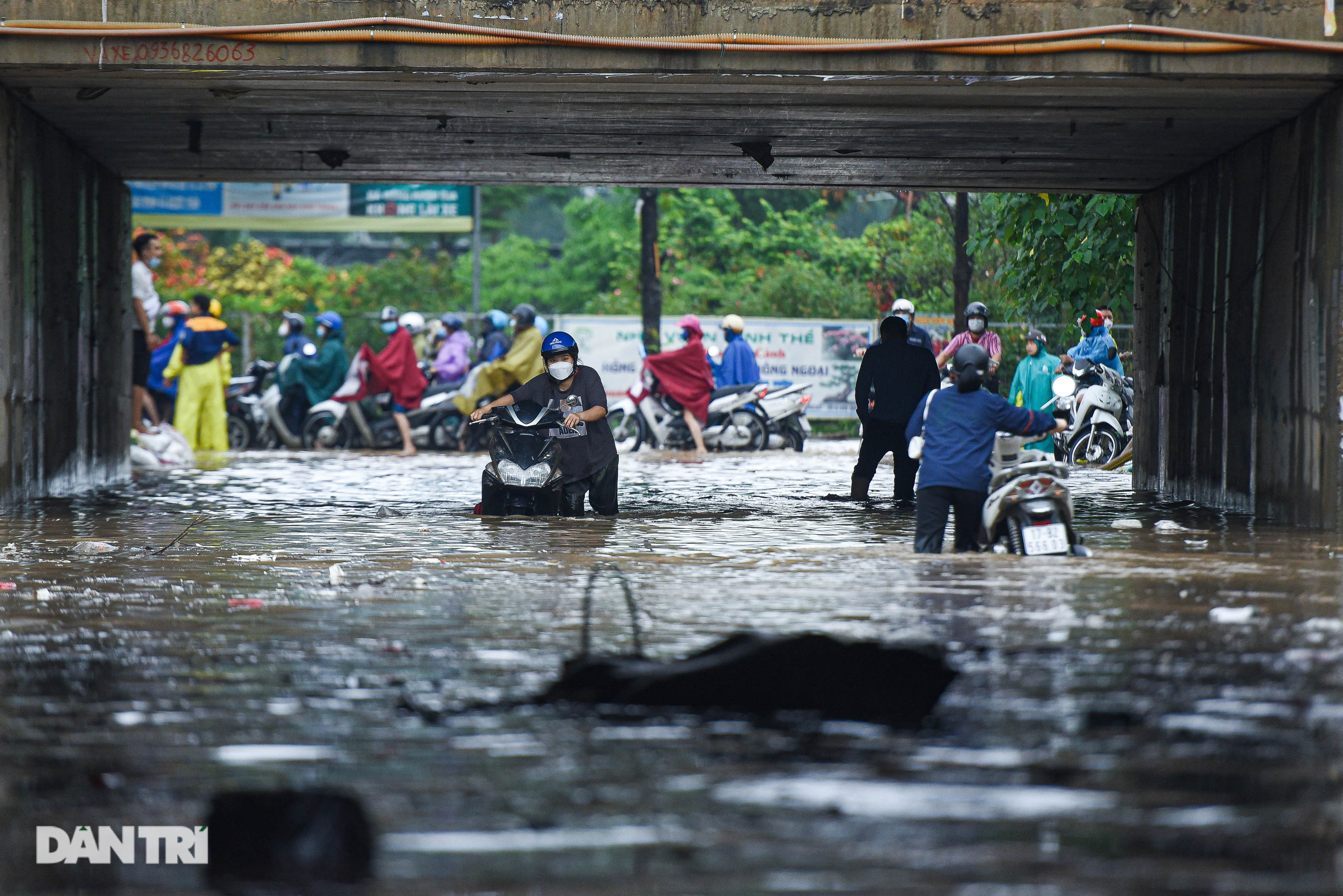 Đường gom đại lộ Thăng Long ngập như sông, đoàn xe ùn tắc cả km - 5