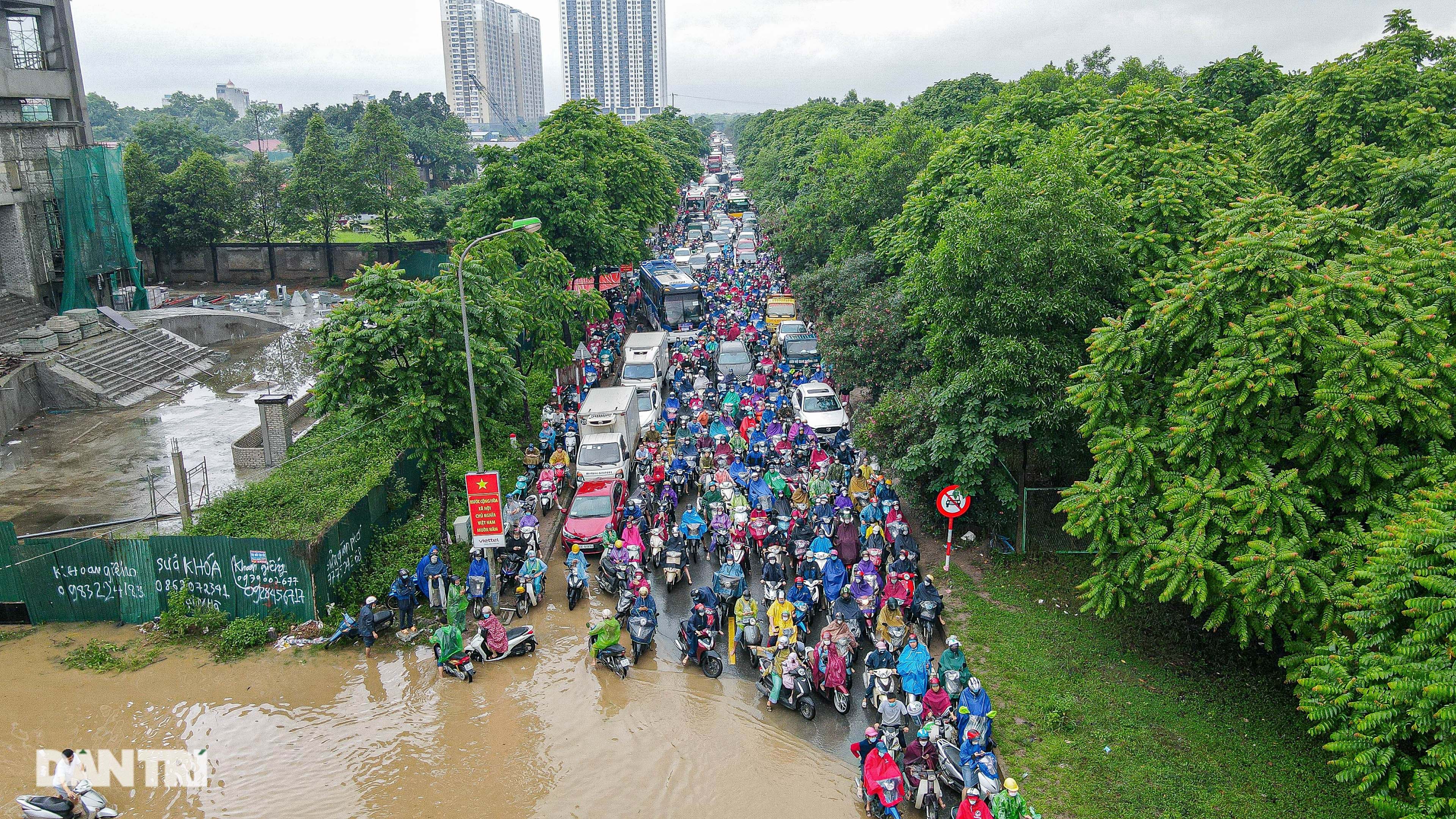 Đường gom đại lộ Thăng Long ngập như sông, đoàn xe ùn tắc cả km - 2
