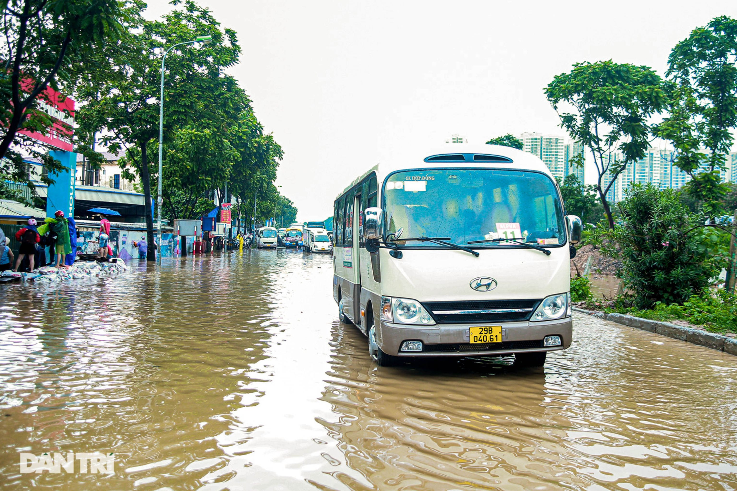 Đường gom đại lộ Thăng Long ngập như sông, đoàn xe ùn tắc cả km - 15