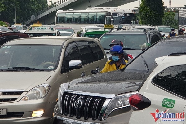 Nhà xe Tân Sơn Nhất thừa nhận lỗi phần mềm thu phí khiến rừng xe kẹt cứng
