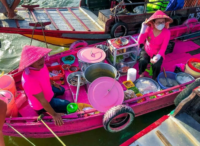 Vietnam's special things: Bun rieu served on pink-themed boat at floating market