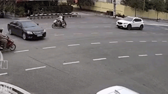 Sau va chạm, tài xế vội xuống xe khiến ô tô trôi lùi, cuốn người bị nạn vào gầm